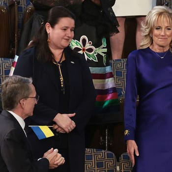 Manželka amerického prezidena Jill Biden v modrých šatech se slunečnicí