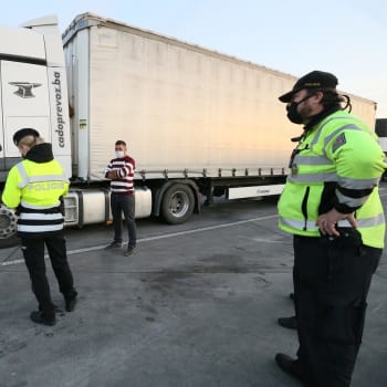 Celníci a policisté kontrolují náhodně posádky vozidel na benzinové stanici v Siřejovicích – dálnice D8.