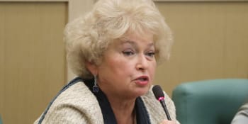 Ruská senátorka proti invazi: Přežili jen čtyři vojáci ze sta. Těla okusují toulaví psi