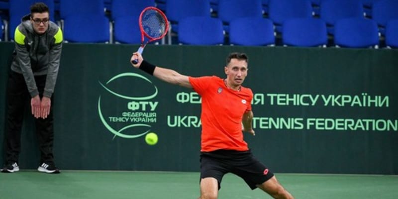 Ukrajinský tenista Serhij Stachovskyj nyní brání svoji vlast se zbraní v ruce
