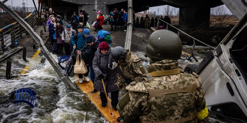 Evakuovaní Ukrajinci přechází přes zničený most při útěku z města Irpiň severozápadně od Kyjeva  7. března 2022