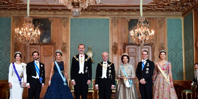 Španělská královna Letizia (třetí zleva) a její manžel, španělský král Filip VI. se švédskou královskou rodinou.