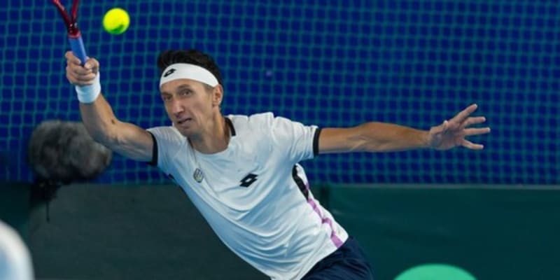Ukrajinský tenista Serhij Stachovskyj nyní brání svoji vlast se zbraní v ruce