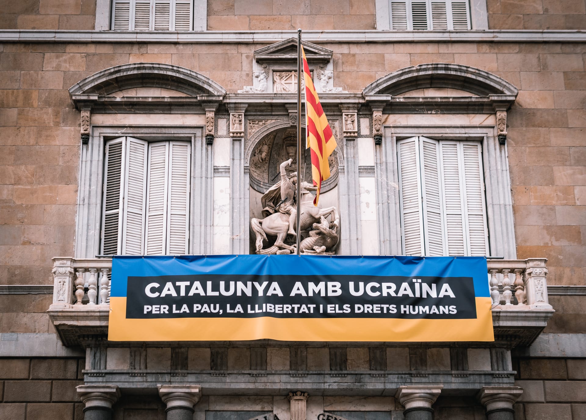 Demonstrace na podporu Ukrajině ve španělské Barceloně