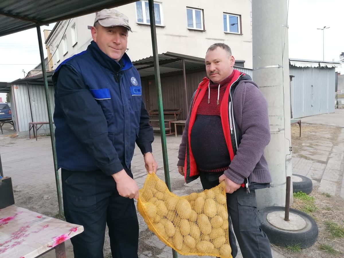 Prodejci zeleniny na tržnici (oba se jmenují Markové), hned u čerpací stanice společnosti Orlen v polské obci Chaupki, 13 km od Ostravy. Čeští řidiči jim nevadí.