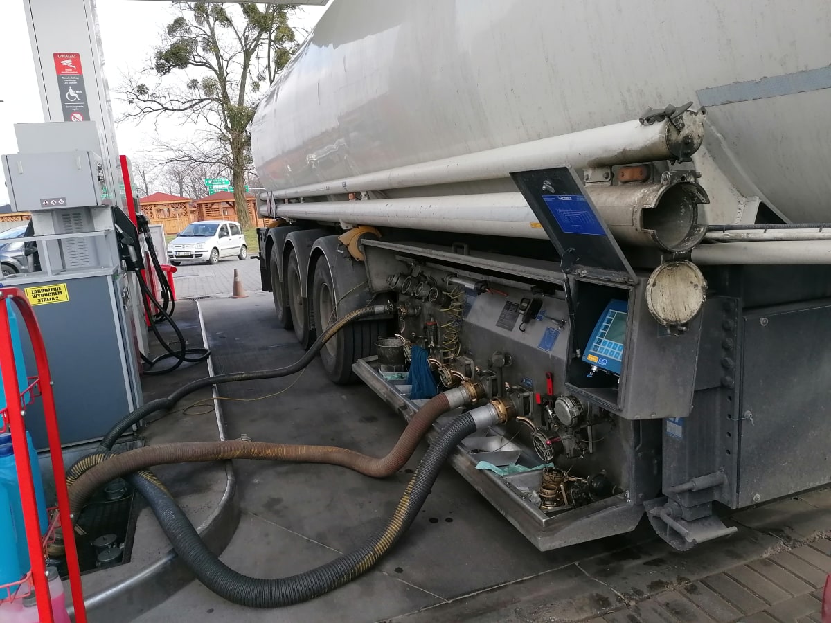 Dodávku paliva k  pumpě společnosti Orlen v polské obci Chaupki přivezla v úterý česká cisterna.