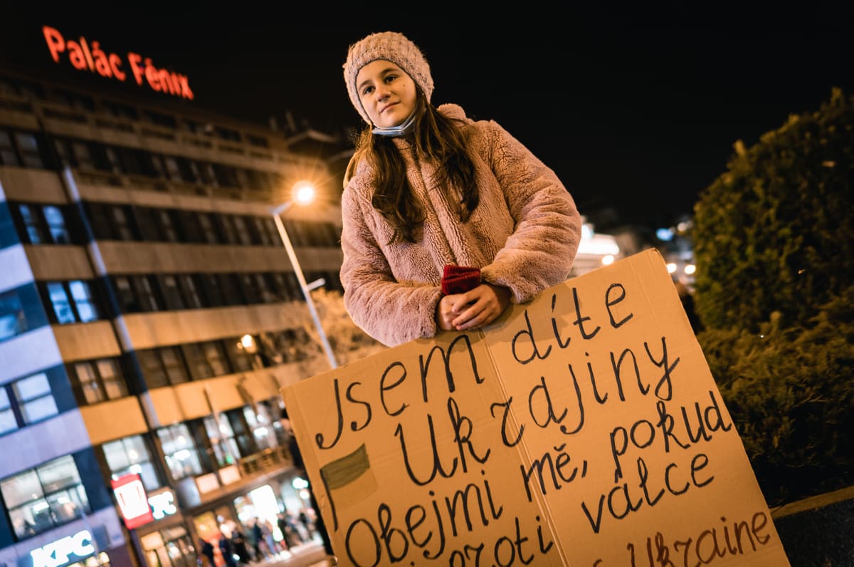 K demonstracím na Václavském náměstí se připojila i tato mladá dívka. Na Ukrajině má část rodiny.