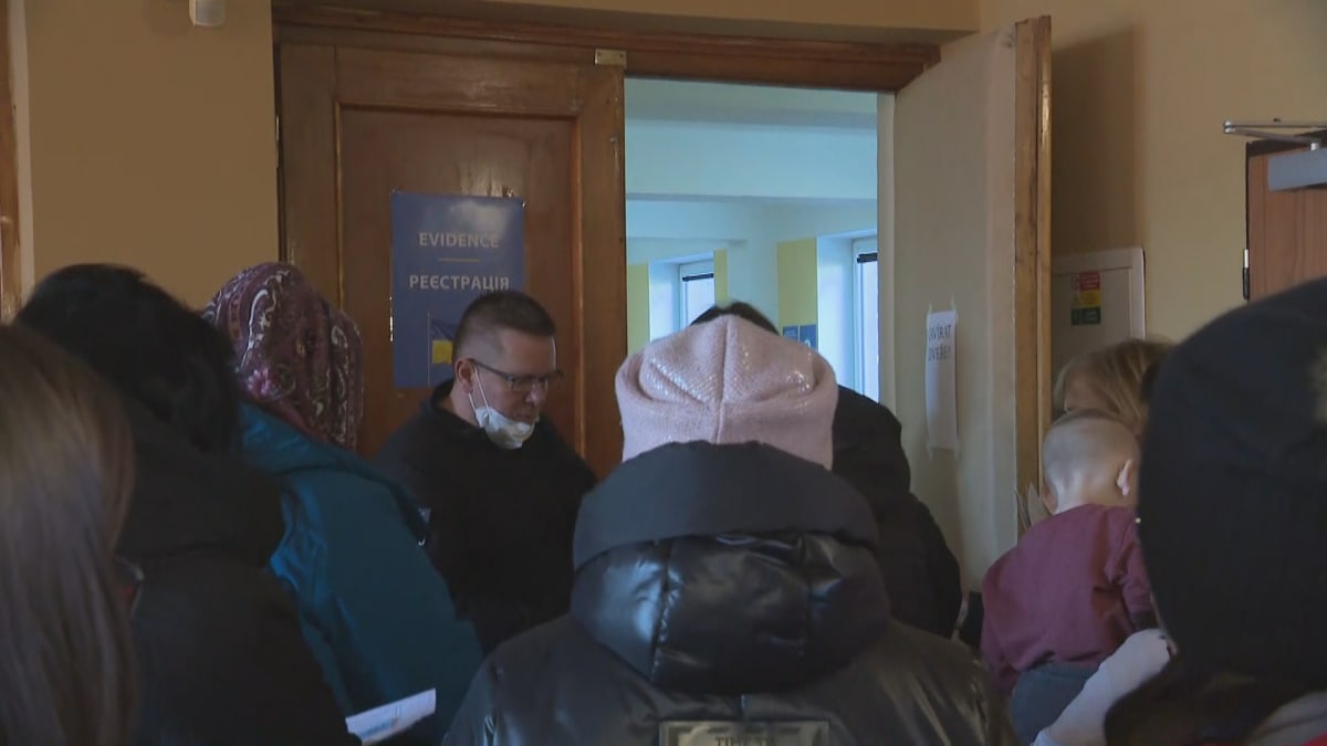 Nové asistenční centrum v Příbrami čelí náporu ukrajinských uprchlíků, po dvou a půl hodinách provozu muselo zastavit příjem žadatelů.