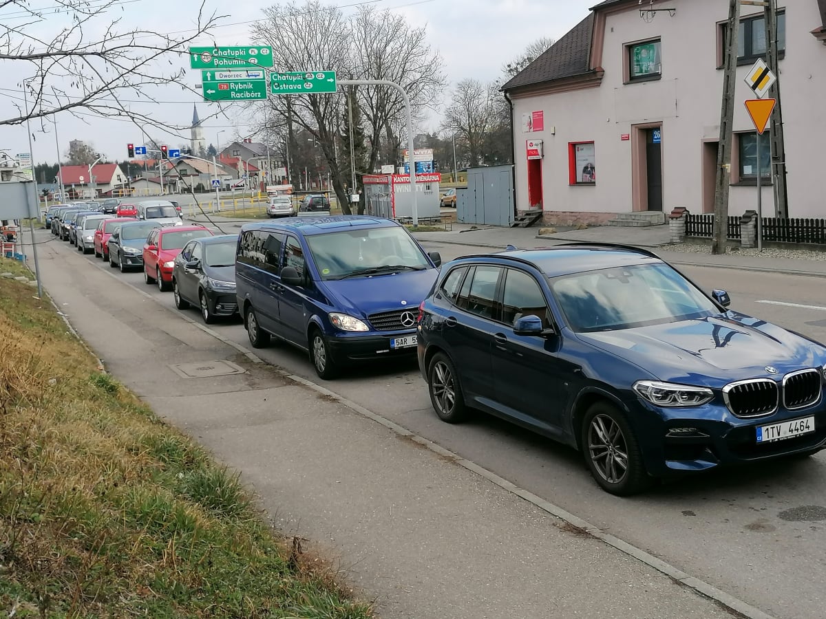 Fronta českých řidičů  u pumpy společnosti Orlen v polské obci Chaupki, 13 km od Ostravy