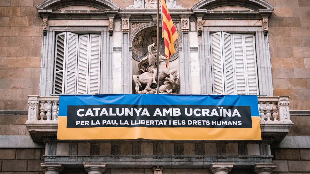 Po celé Barceloně lze narazit na ukrajinské vlajky či portréty prezidenta Volodymyra Zelenského.