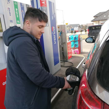 Tomáš Plhoň čepuje naftu u pumpy společnosti Orlen v polské obci Chałupki, 13 km od Ostravy.