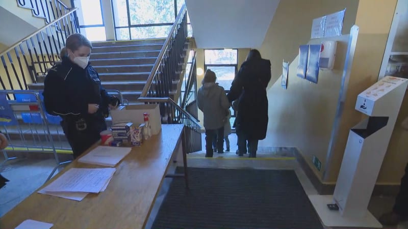 Nové asistenční centrum v Příbrami čelí náporu ukrajinských uprchlíků, po dvou a půl hodinách provozu muselo zastavit příjem žadatelů.