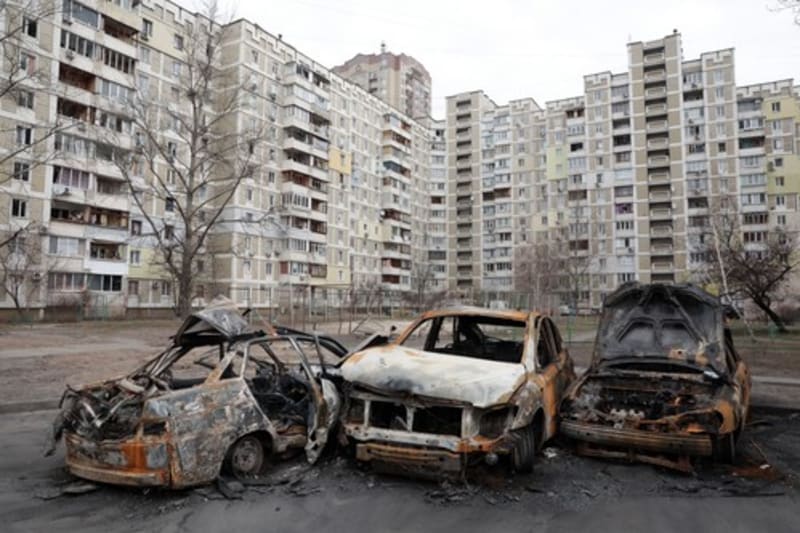 Následky ostřelování obytní čtvrti Kyjeva (7.3.)