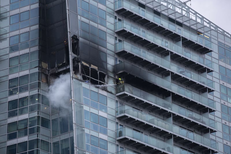 Požár, který vypukl v jednom z mrakodrapů v Londýne, si vynutil zásah více než 100 hasičů.