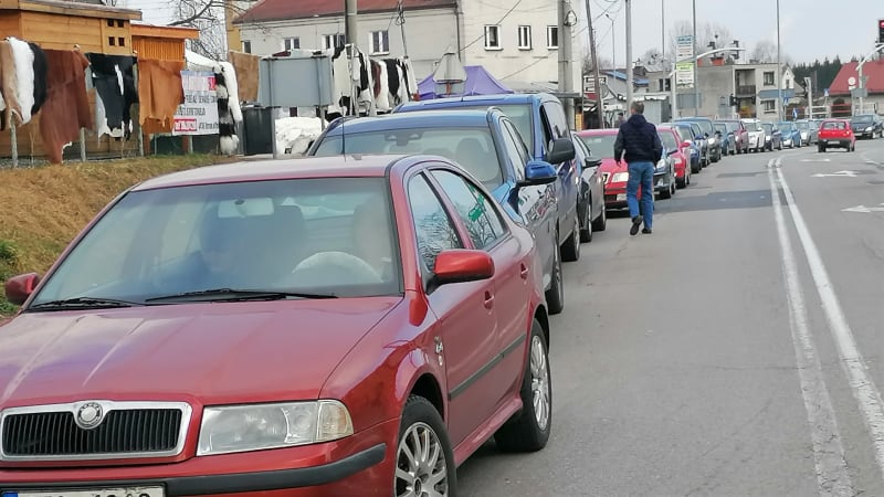 Fronta českých řidičů  u pumpy společnosti Orlen v polské obci Chaupki, 13 kilometrů od Ostravy