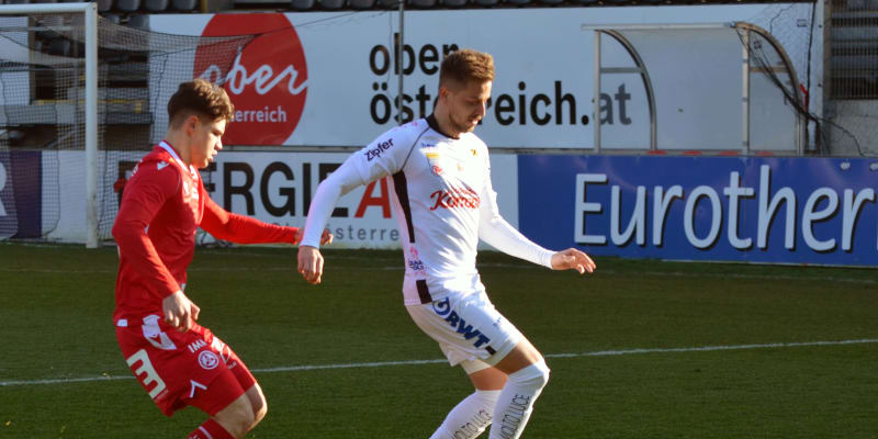 Český fotbalista LASKu Linec Filip Twardzik (v bílém) bojuje o míč během utkání rakouské bundesligy.