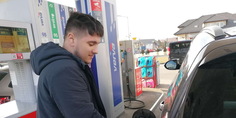Tomáš Plhoň čerpá naftu u pumpy společnosti Orlen v polské obci Chaupki, 13 kilometrů od Ostravy.