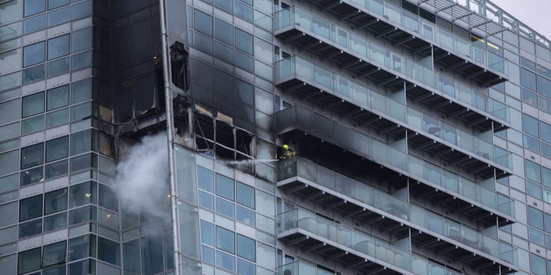 Požár, který vypukl v jednom z mrakodrapů v Londýne, si vynutil zásah více než 100 hasičů.