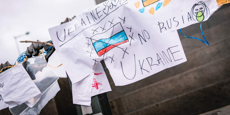 Moskva nyní znovu přislíbila zastavení palby a vytvoření humanitárních koridorů, své sliby ale podle Ukrajinců příliš nedodržuje.