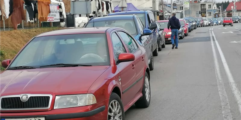 Fronta českých řidičů  u pumpy společnosti Orlen v polské obci Chałupki, 13 km od Ostravy