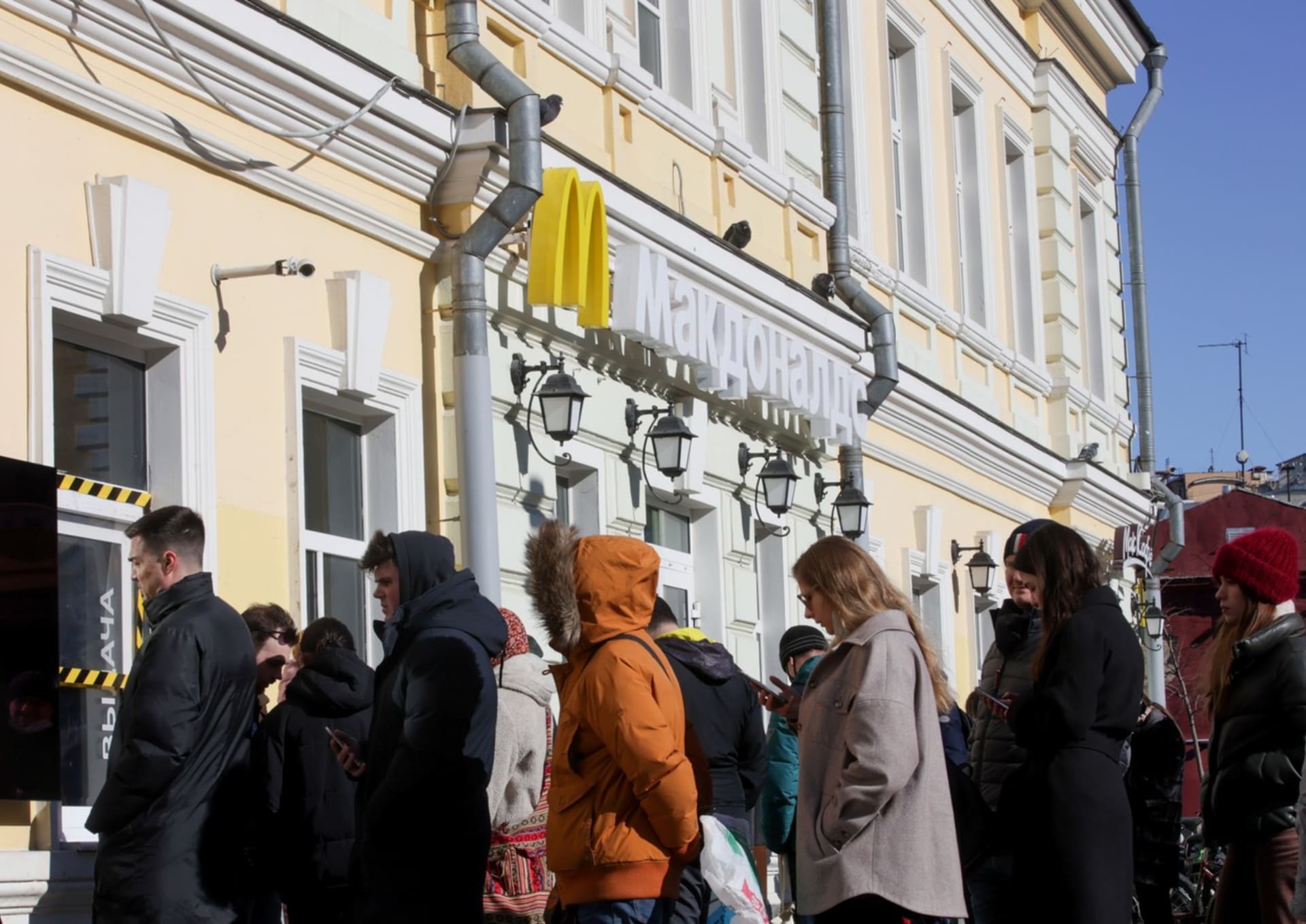 Zpráva o odchodu McDonalds z ruského trhu způsobila, že se před restauracemi tohoto fastfoodu zformovaly dlouhé fronty.