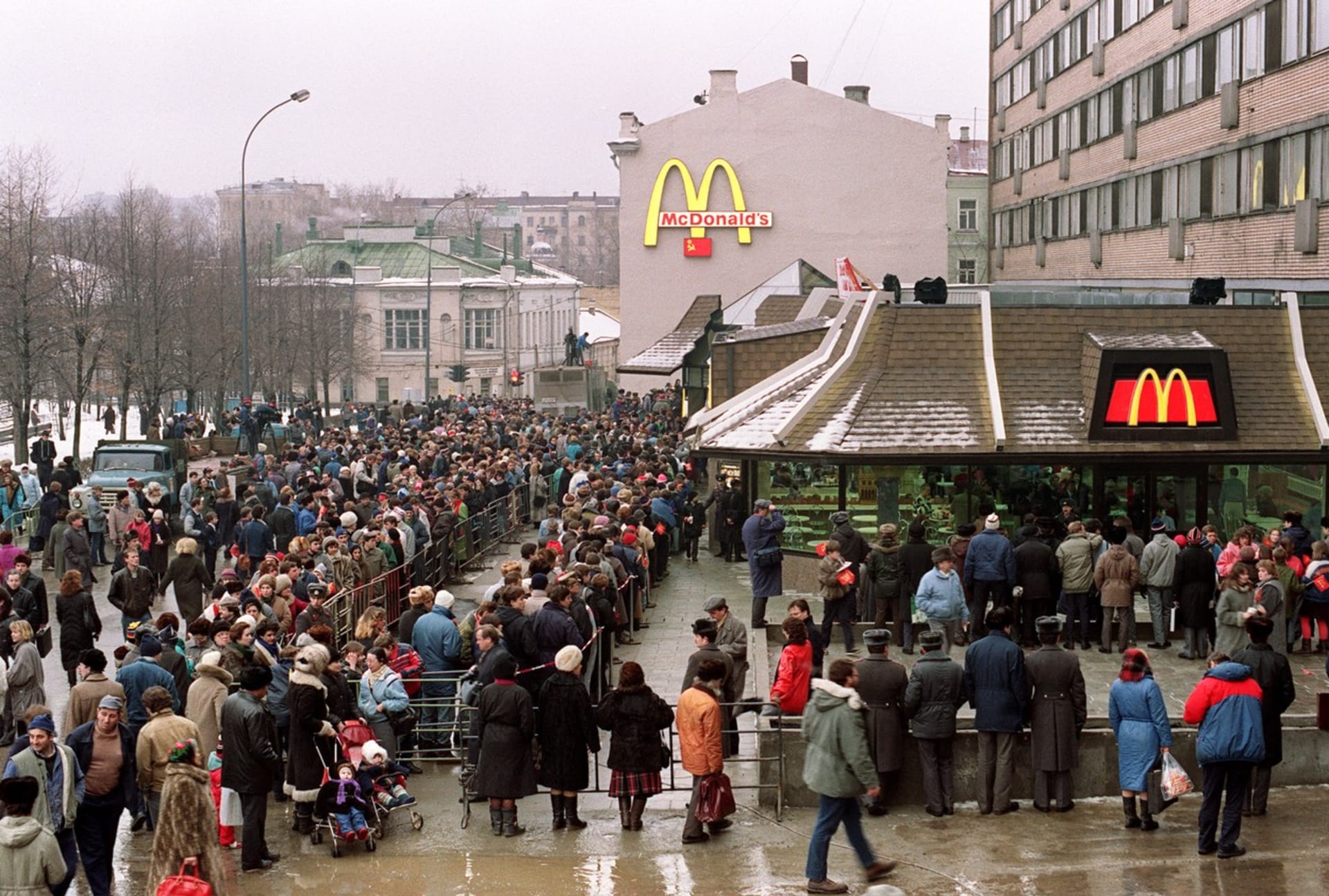 Fronta před moskevským McDonaldem 31. ledna 1990