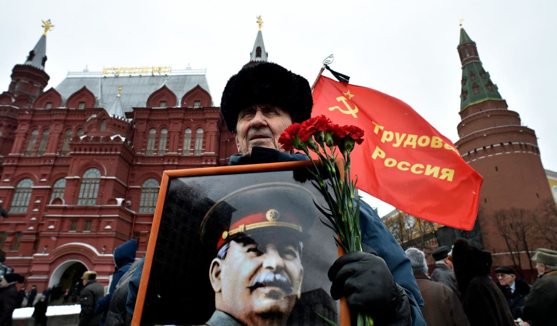 Podporovatel komunistické strany si v Moskvě připomíná výročí smrti Stalina (5. 3. 2016).
