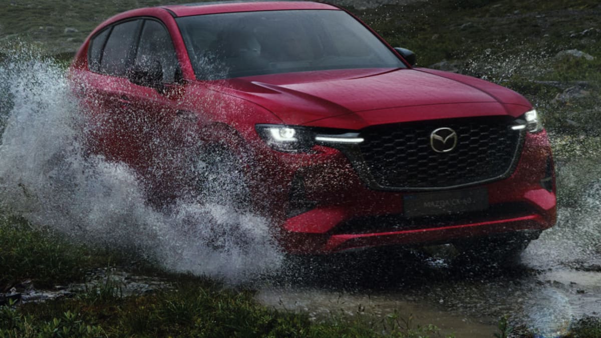 Nová Mazda se bude zprvu prodávat jako plug-in-hybrid se čtyřválcem, koncem roku dorazí i velké motory se šesti válci.
