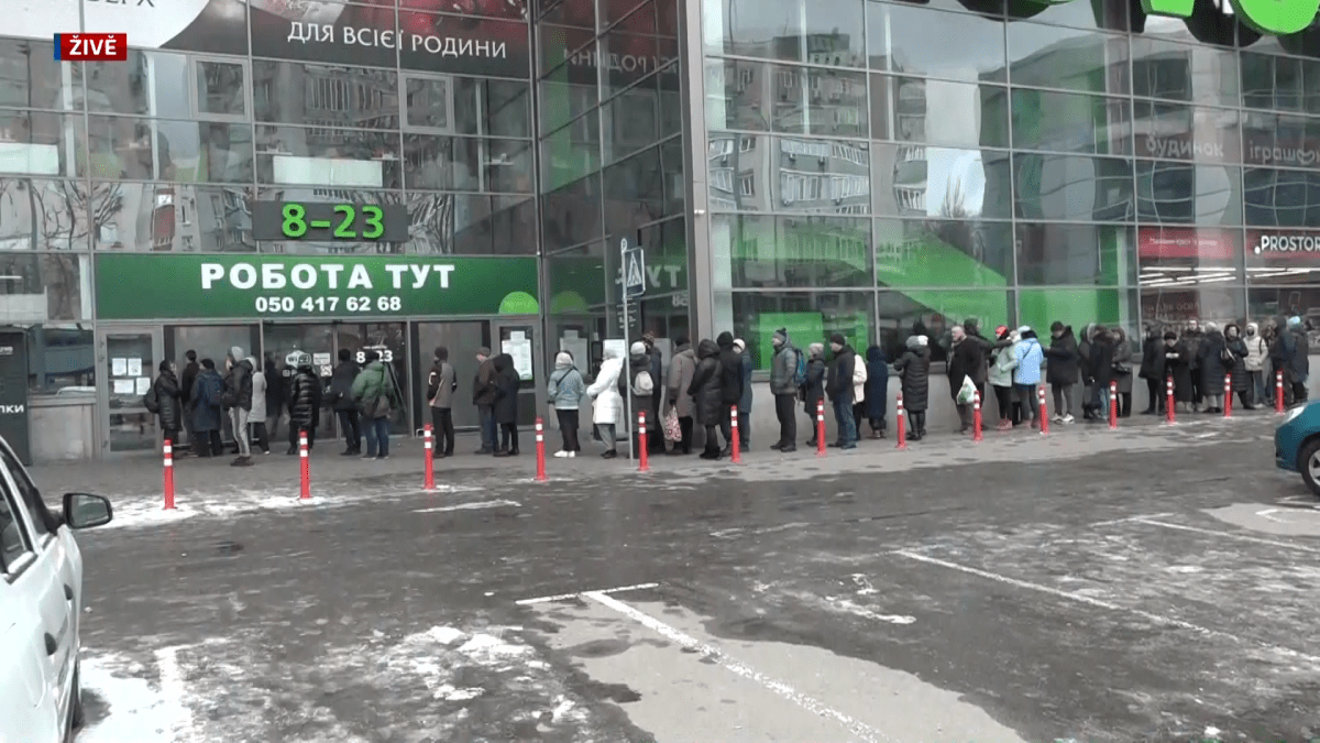 Obyvatelé Kyjeva čekají dlouhé fronty před lékarnou