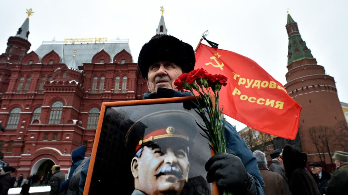 Podporovatel komunistické strany si v Moskvě připomíná výročí smrti Stalina (5. 3. 2016).