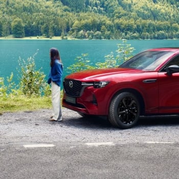 Nová Mazda CX-60 má vcelku reálnou ambici zatopit prémiovým BMW, Mercedesům či Volvům. 