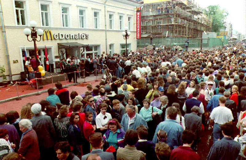 Fronta u McDonalds v Rusku v roce 1993