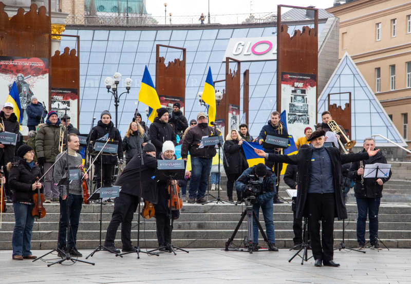 Kyjevský orchestr zahrál na Majdanu hymnu Ukrajiny i Evropské unie. (9. března)