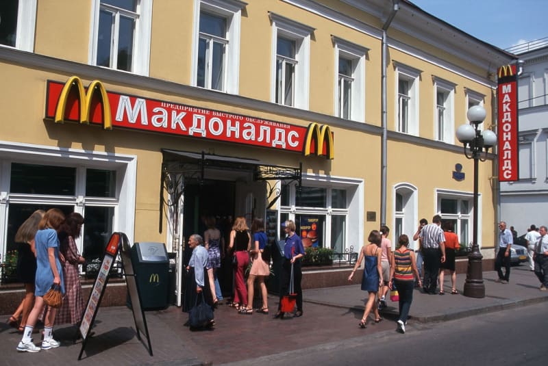 Fronta před ruským McDonalds v roce 2001.