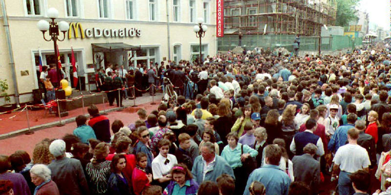 Mnozí aktuální situaci přirovnávají k roku 1990, kdy v Moskvě otevřeli restauraci McDonald's jako úplně první v Sovětském svazu. 