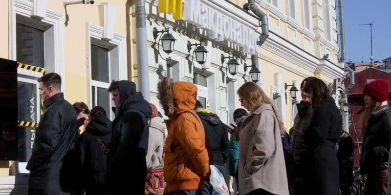 Zpráva o odchodu McDonalds z ruského trhu způsobila, že se před restauracemi tohoto fastfoodu zformovaly dlouhé fronty.