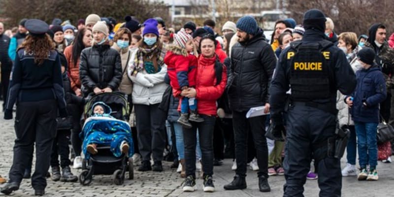 Lidé čekají v dlouhé frontě před pražským střediskem pro ukrajinské uprchlíky v Kongresovém centru na Vyšehradě.