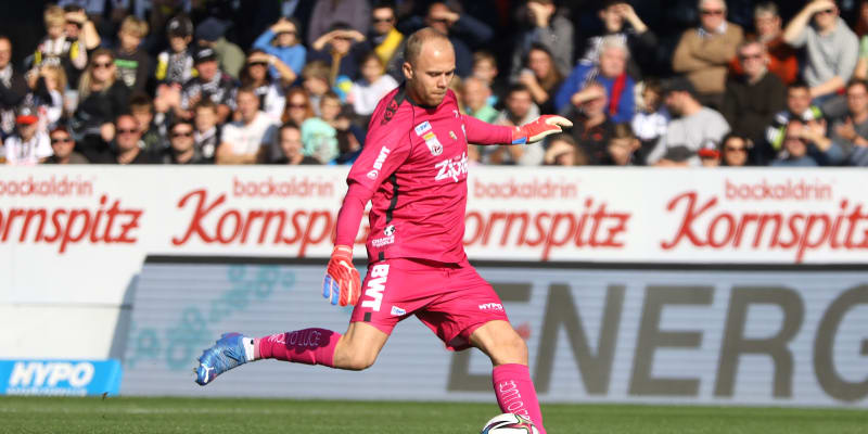 Brankář rakouského klubu LASK Linec Alexander Schlager rozehrává míč během utkání tamní bundesligy.