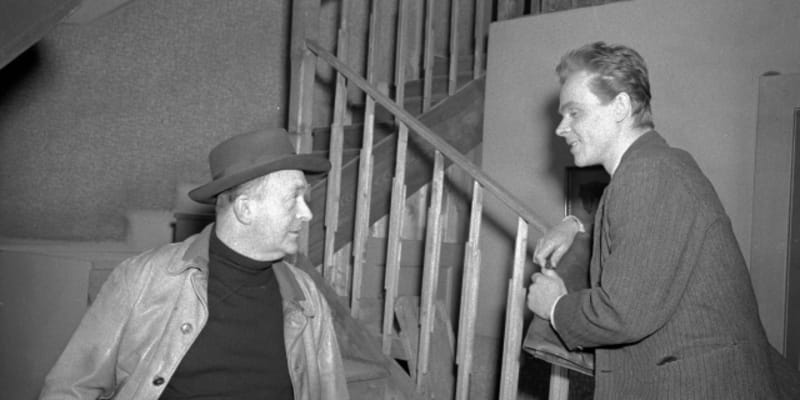 Režisér Otakar Vávra (vlevo) dává poslední pokyny herci Eduardu Cupákovi během natáčení filmu První parta (1959).