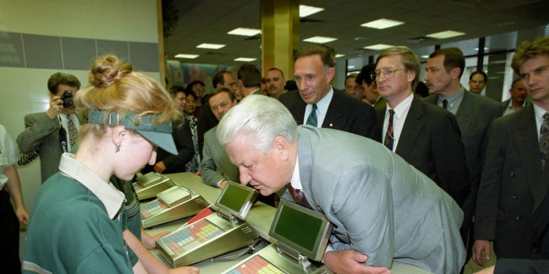 Boris Jelcin navštívil moskevský McDonalds