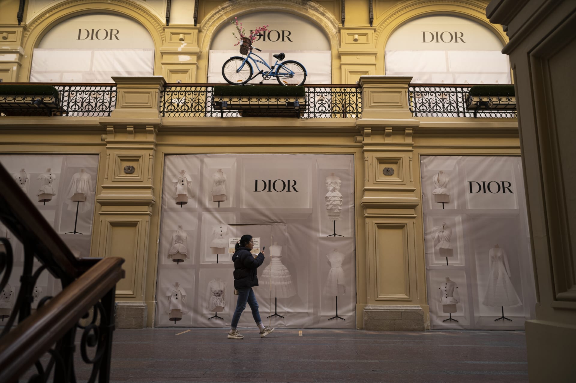 Také společnost Dior uzavřela v Moskvě svou pobočku a zahalila její výlohy.