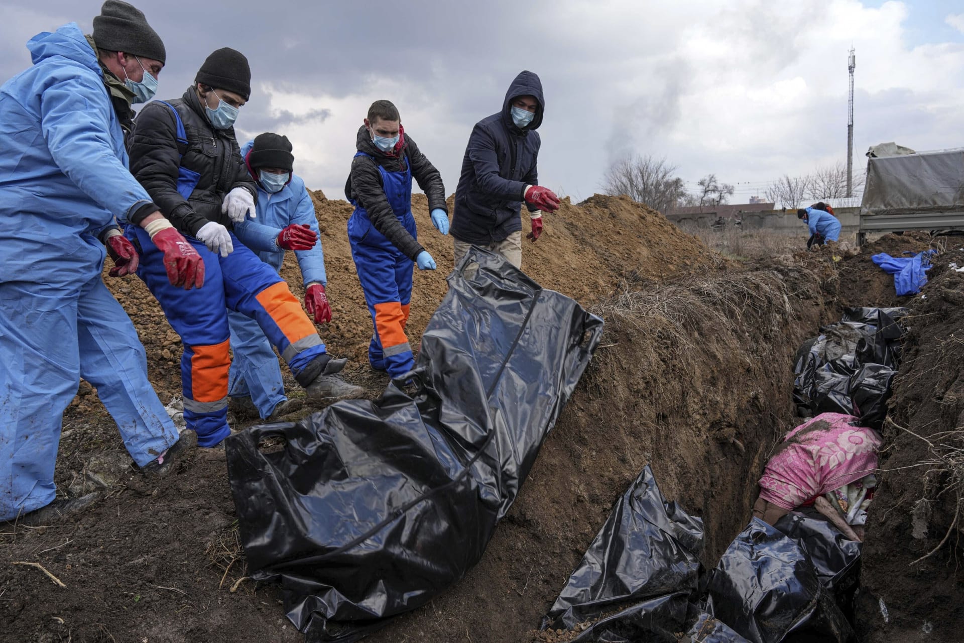U Mariupolu začalo pohřbívání obětí do masových hrobů. Snímek z 9. března 2022.