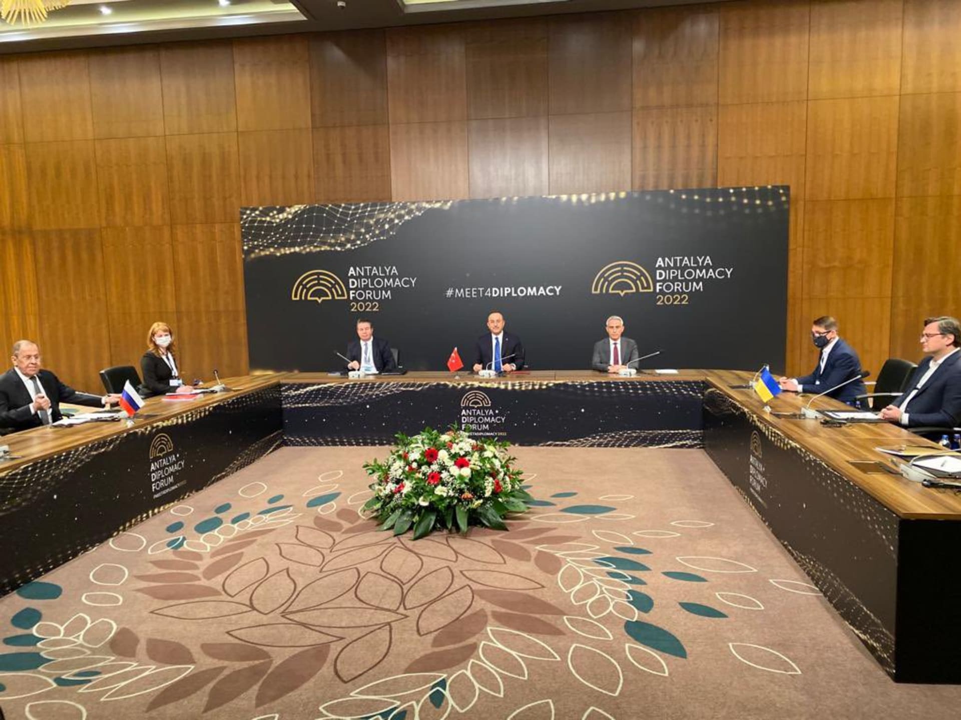 Dmytro Kuleba a Sergej Lavrov jednali v Turecku, kde probíhalo diplomatické fórum ve městě Antalya na jihu země.
