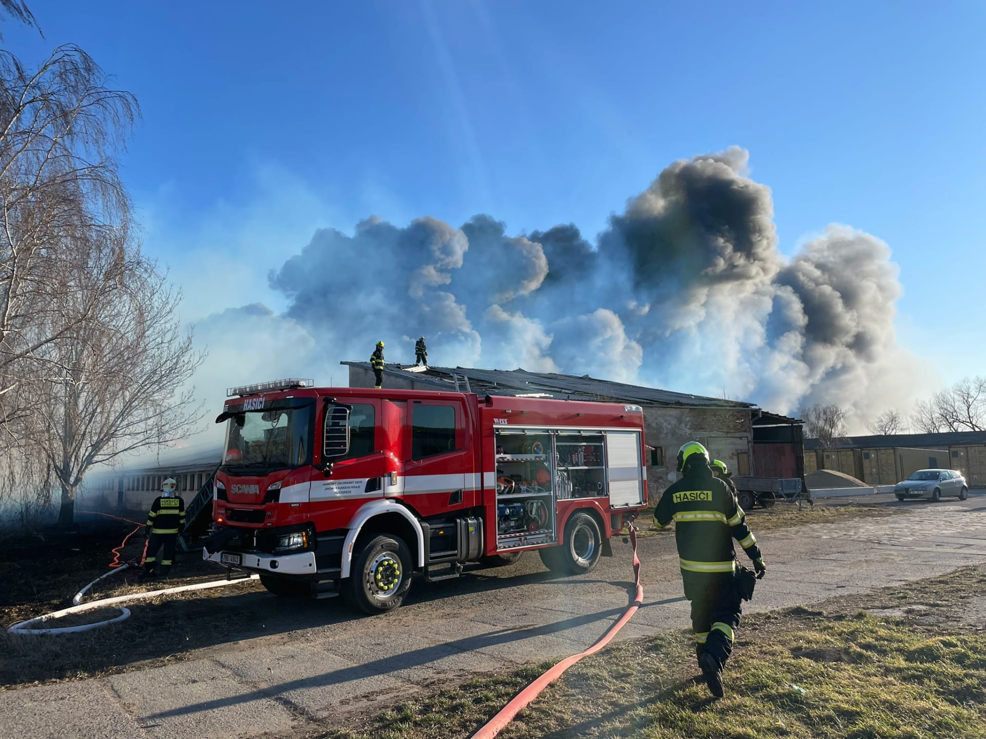 Hasiči na okraji Nosislavi na Brněnsku zasahují u požáru v průmyslovém areálu. 
