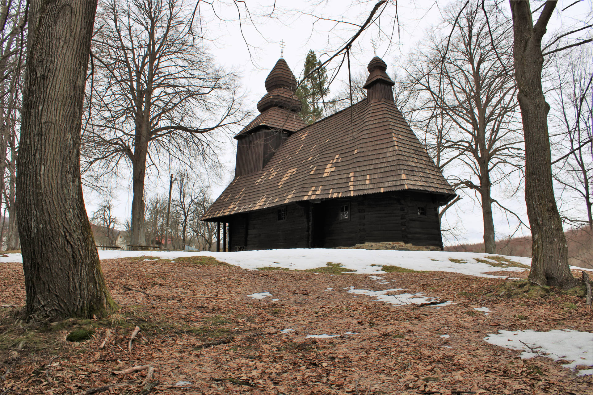 Ruská Bystrá na slovensko-ukrajinských hranicích, dřevěný řeckokatolický kostel, památka UNESCO