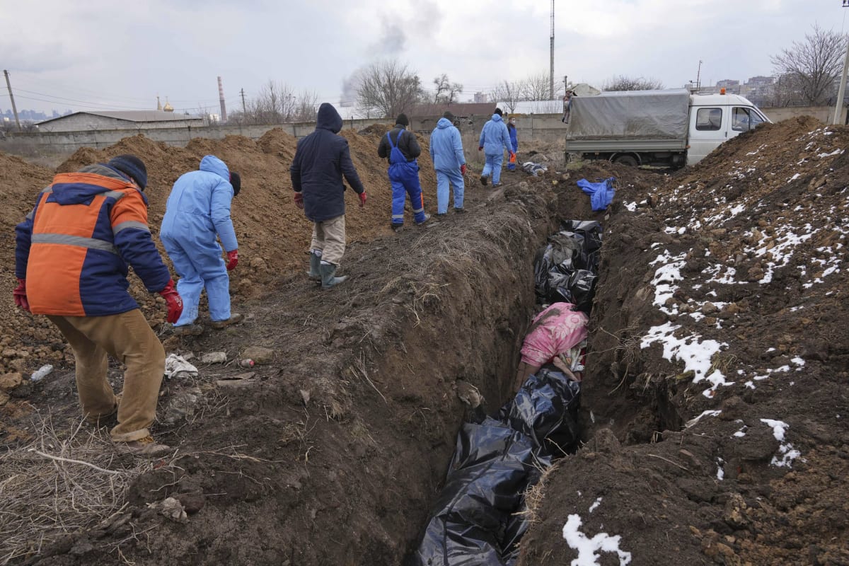 Počet obětí v ukrajinském Mariupolu každým dnem stoupá. Snímek z 9. března 2022.