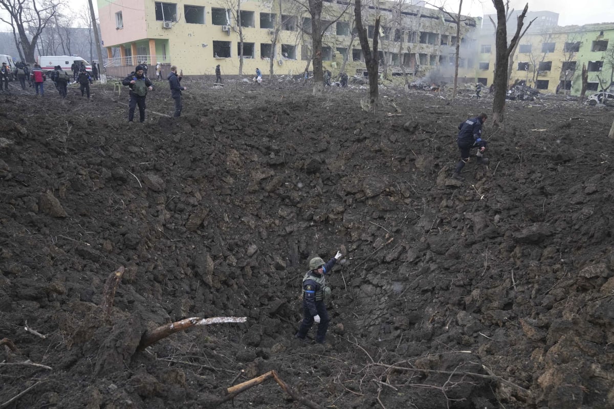 Letecký útok na ukrajinský Mariupol zanechal po sobě spoušť. Snímek z 9. března 2022.