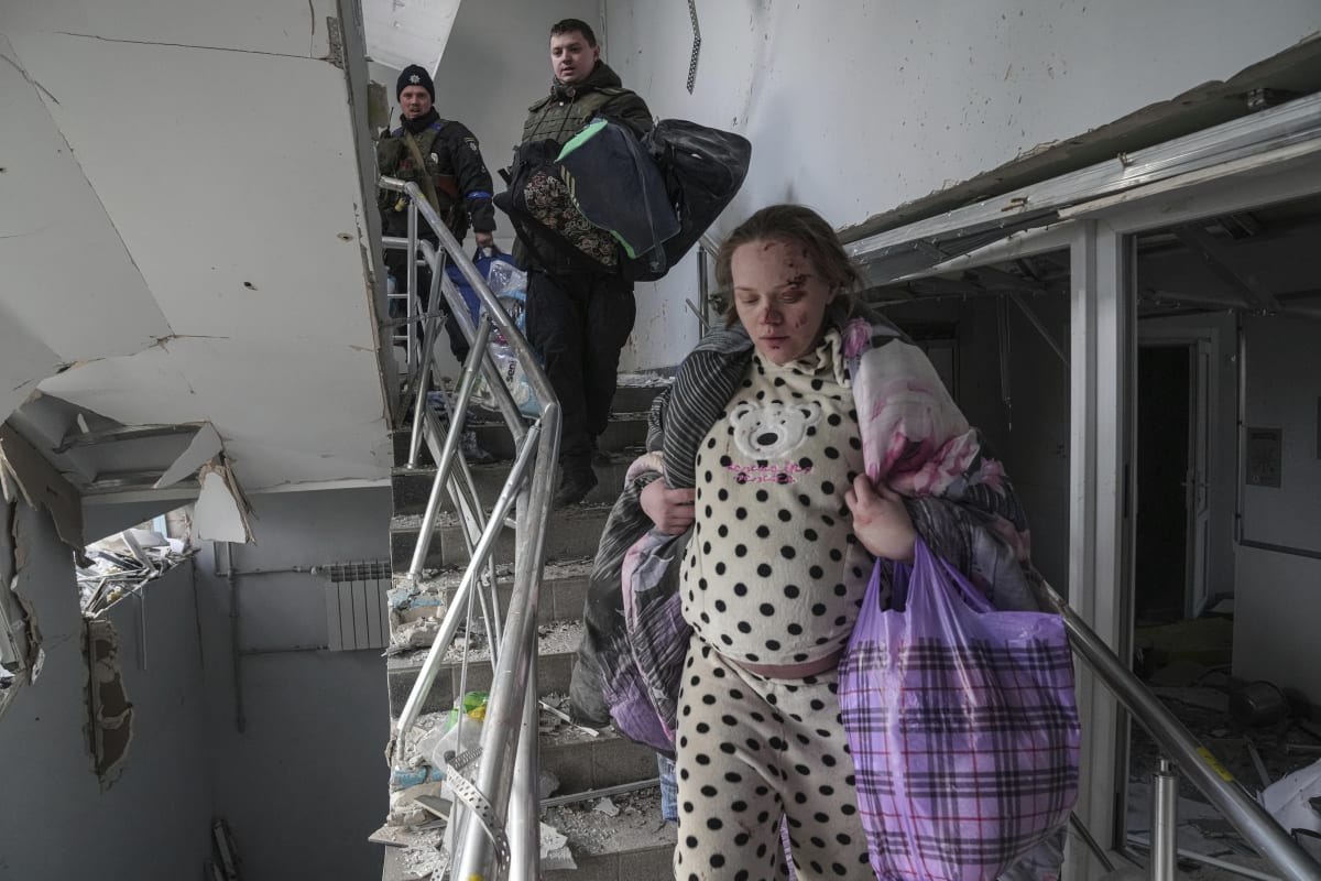 Letecký útok na ukrajinský Mariupol zanechal po sobě spoušť i mrtvé. Ruské letectvo nešetřilo ani porodnici. Snímek z 9. března 2022.