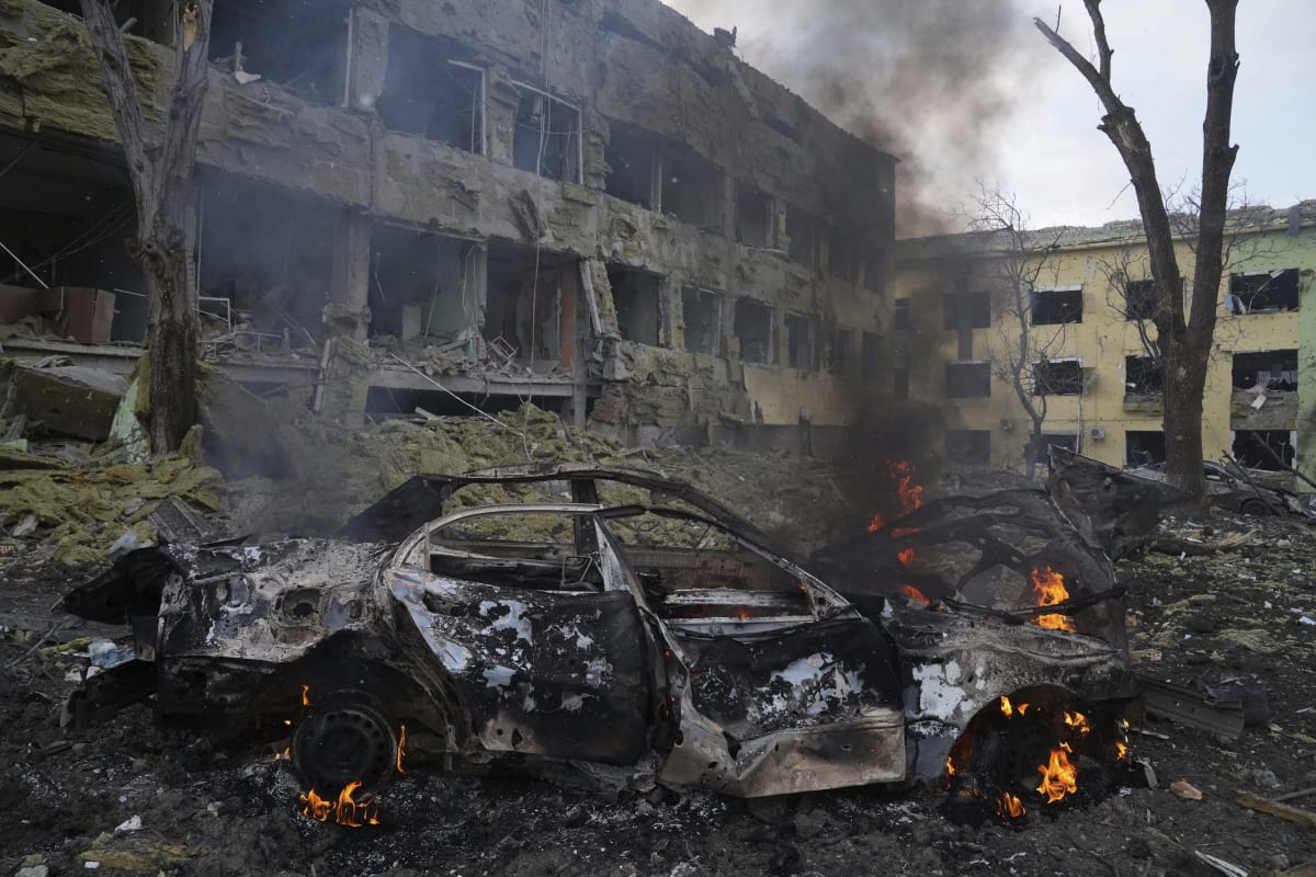 Raketový útok na ukrajinský Mariupol zanechal po sobě spoušť i mrtvé. 