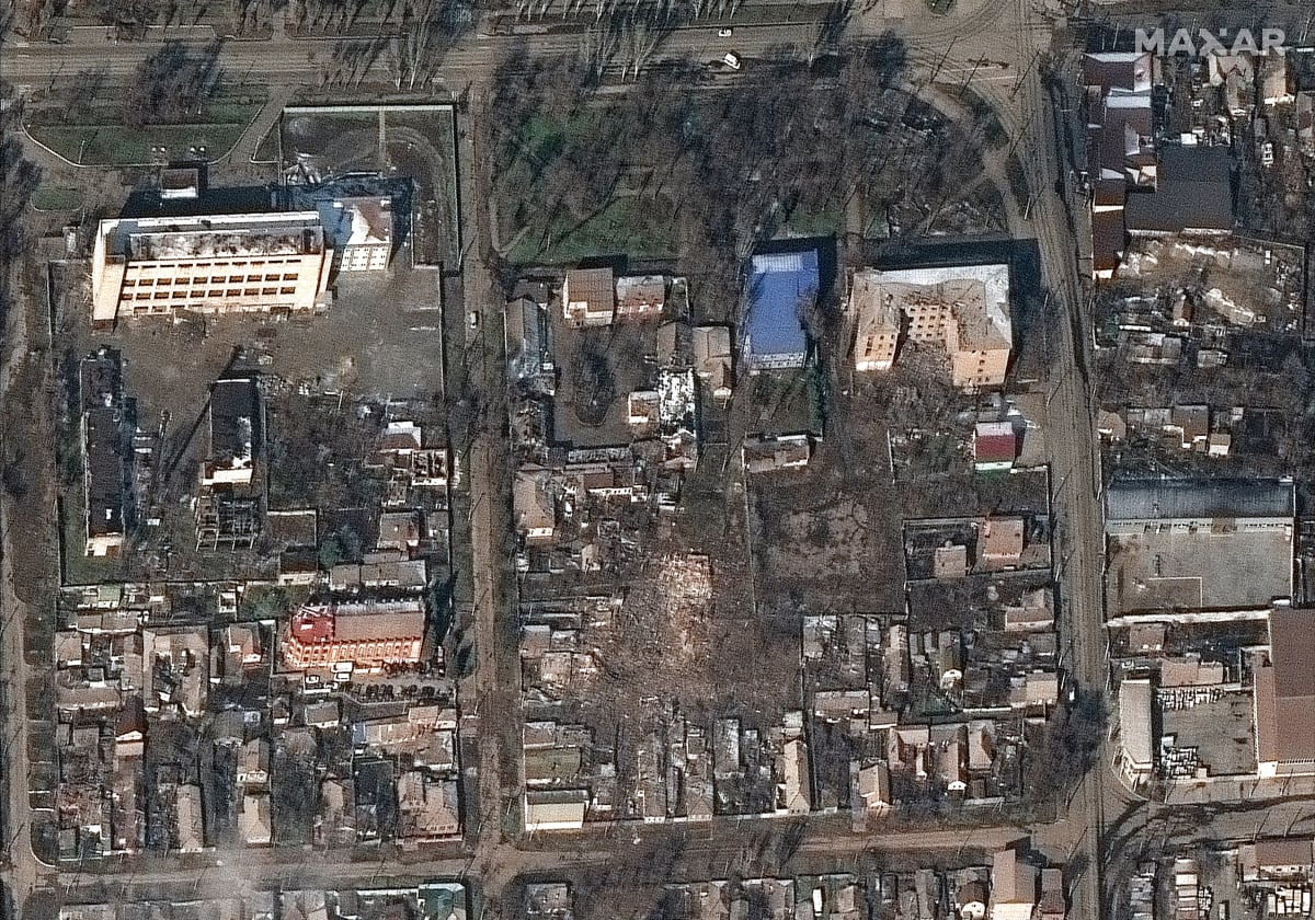 Satelitní snímky ukazují rozsah ruského náletu na Mariupol. Snímek z 9. března 2022.